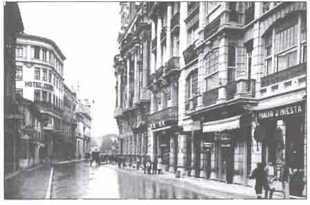 31 La calle Tesfonte Gallego a principios de siglo. Todavía no se había roto la armonía en las alturas. Fotorama. La calle Marqués de Molíns, a principios de siglo.