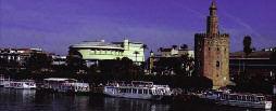 hora por el río Guadalquivir, salidas diarias cada 30 minutos desde la Torre del Oro.