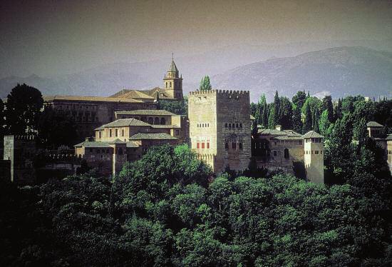 Visita del impresionante conjunto monumental de La Alhambra con sus bellos palacios Nazaríes y el Generalife. Cena y alojamiento. Resto del tiempo libre. 2.