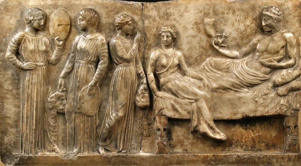 IMPORTANTE FRISO GRIEGO - MÁRMOL PENTÉLICO-SIGLO XVIII. Este friso muestra la presencia de cinco figuras griegas en escena, representado una muestra de teatro y música.