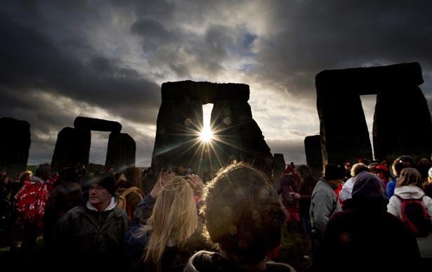 Fig. 12. Centenares de personas se concentran anualmente durante los solsticios de invierno y verano en Stonehenge para dar la bienvenida al cambio de estación.