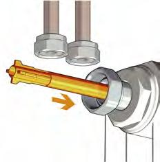 divide en dos partes. Una parte es by-pasada y enviada al radiador siguiente, a través de la conexión externa (más cercana al radiador) ().