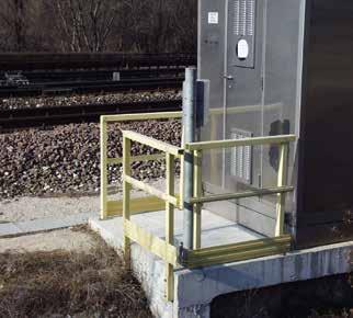 Protecciones dieléctricas barandillas pasos elevados ferroviarios: prevén el contacto accidental por parte de los peatones con barreras y barandillas de acero, potencialmente en tensión.