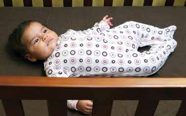 Póngale ropa ligera al bebé para dormir para evitar que tenga demasiado calor.
