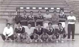 1-. UN POCO DE HISTORIA Durante 1988 se reúnen varios jóvenes que practicaban Balonmano en San Fernando y bajo la dirección técnica de Rafael Cejas Baena, antiguo jugador del Bm.