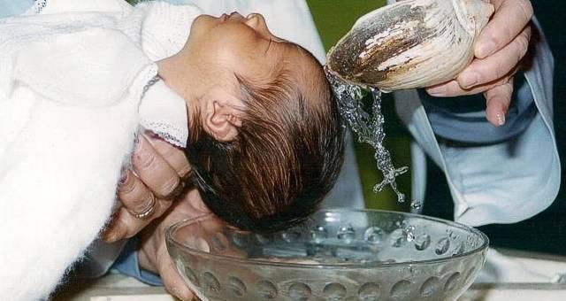 8. Bautismo El celebrante derrama agua sobre la cabeza del que se bautiza y le dice: «yo te bautizo en el nombre del Padre, y del Hijo, y del Espíritu Santo».
