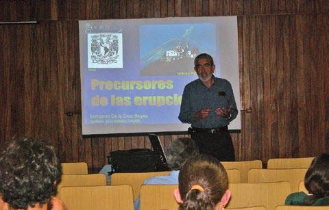 Las sesiones académicas se realizaron en el Auditorio Ricardo Monges López con una excelente respuesta por parte de los integrantes, académicos y estudiantes, del Departamento de Vulcanología.
