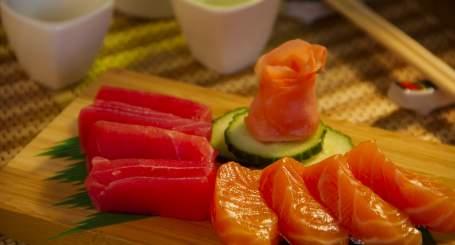 deliciosos sashimis / carpaccios Finas lonjas de pescado o carne servidas con wasabi, ginger y pepino.