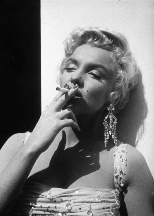 La publicidad en el cine: De a poco las marcas tabacaleras comenzaron a incluir en sus publicidades a estrellas de cine, estas mujeres aparecían elegantes, bellas y finas.