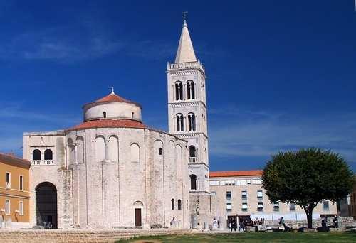 A continuación parada en la pequeña isla de Zakan con su pueblo pintoresco del mismo nombre. Almuerzo a bordo del VIKING. Continuación hacia Zadar y visita de la ciudad con guía local.