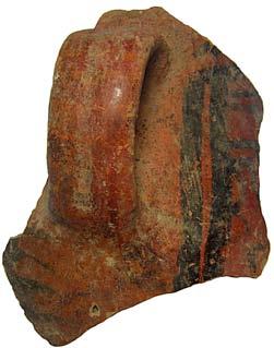 Se observa una cantidad medi de desgrasante, de tamaño variable, probablemente piedra pómez.