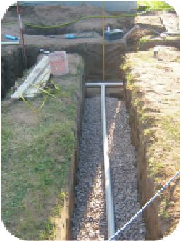 Para la superior (suelo natural/vegetal) de 15 cm de espesor, se utilizará la capa superior quitada al comienzo de la construcción de la zanja.