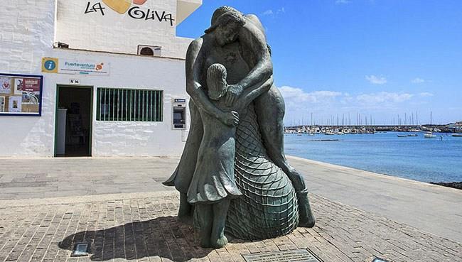 Homenaje a la mujer pesquera en Canarias Monumento a los hombres y mujeres de la