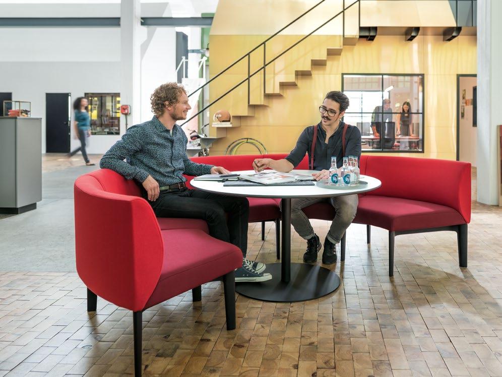 sala de conferencias. El acogedor entorno de la zona de sofás fomenta la interacción y la creatividad.