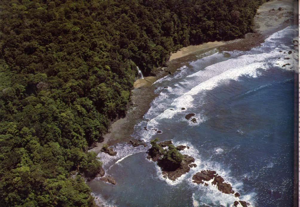 En Costa Rica ejemplos de acantilados pueden ser observados en las playas del