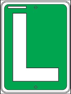 Deberán llevar esta señal los vehículos cuyos conductores hayan obtenido por primera vez un permiso de conducción durante el período de un año.