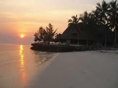 HOTEL-RESORT Situado sobre un arrecife coralino en la costa de la isla de Zanzíbar, acariciado por el Océano Indico, rodeado de cocoteros y con una playa de arena blanca.