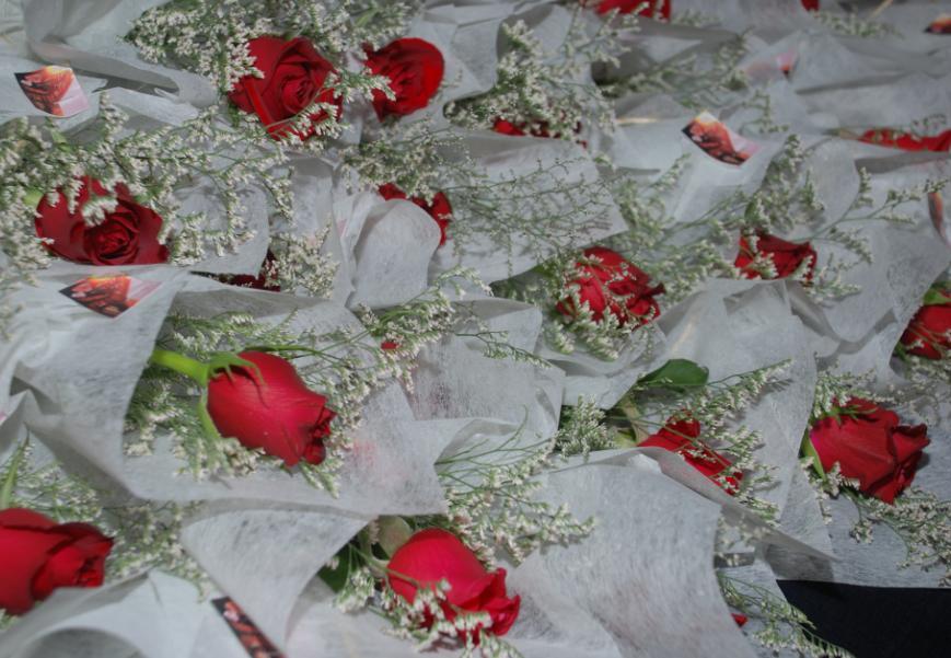FLORES Como souvenirs se decidió entregar una rosa roja a cada mujer presente en el evento.