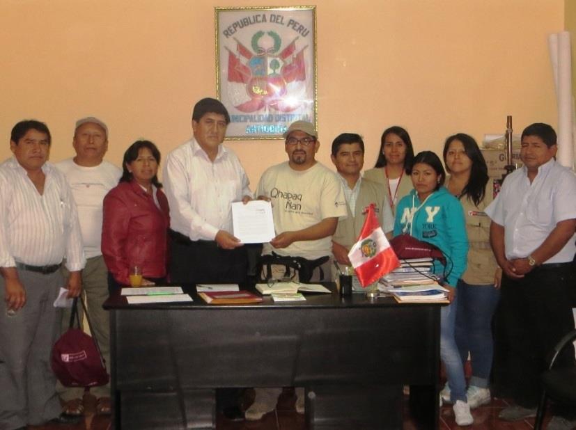 Foto 3 Presentación de la propuesta de ordenanza municipal al alcalde distrito de Antioquia, provincia de Huarochirí, región Lima (Foto: Área de Participación Comunitaria).
