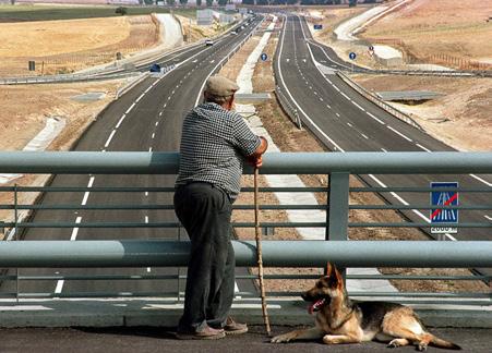 (Jerez de la Frontera, 5-07-1999) Un tramo de la autovía Jerez-Los Barrios, cofinanciada por los fondos europeos. miento y en el éxito internacional de nuestras empresas.