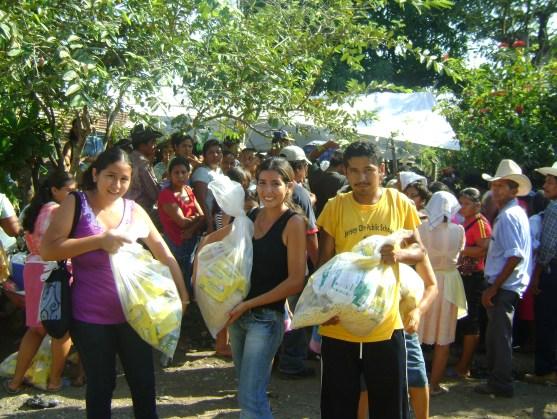 donativos de víveres a comunidades pobres de los municipios