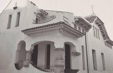 3. Torre de ca l Arnau 4. Torre del Castillo El año 1914 Joan Arnau Majoral mandó construir esta casa de estilo modernista destinada a vivienda familiar.