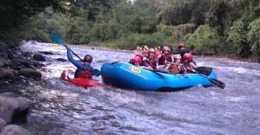El rafting es el descenso de un grupo de personas, a bordo de un bote neumático, sin motor, por un río de montaña.