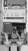 Asimismo, los tornillos llevan a cabo la conexión a tierra de la pantalla del cable del módulo y conectan las señales GND del módulo a la tarjeta de control del convertidor.
