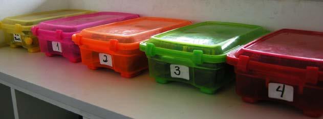 Guardar en cajas plásticas los materiales que los niños utilizarán en la hora de matemáticas. En este caso están ordenados por filas.
