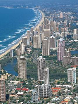 Zonas costeras. Se están urbanizando zonas de playas para edificar viviendas y, diariamente, estas ciudades producen enormes cantidades de aguas residuales urbanas que terminan en el mar.