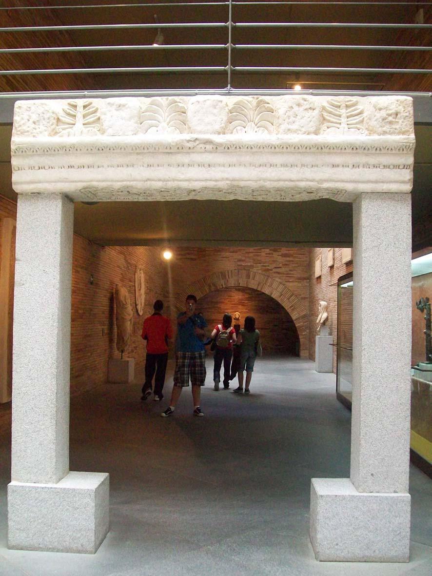 Ilustración 4: Dintel ricamente decorado en el Museo Romano de Merida. Las columnas no son originales. desmoronarse la estructura, que difícilmente soportará la hora entera de pie.