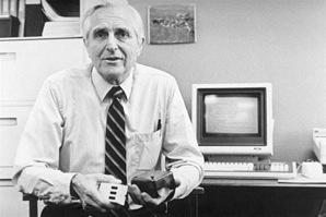 AUGMENTING HUMAN INTELLECT Inspiró a Douglas Englebart para intentar construir un dispositivo similar El 1962, Englebart escribe un ensayo: "Augmenting Human Intellect", en el que ve la computadora