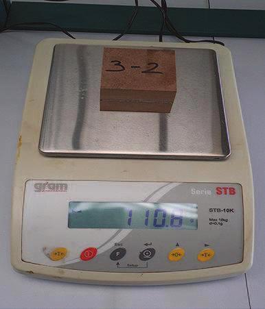 MATERIAL Y MÉTODOS Figura 21 Medición del peso de la muestra anterior a su secado - Se seca la muestra pesada a una temperatura de (103 ±2) ºC, hasta que la diferencia de masa entre dos pesadas