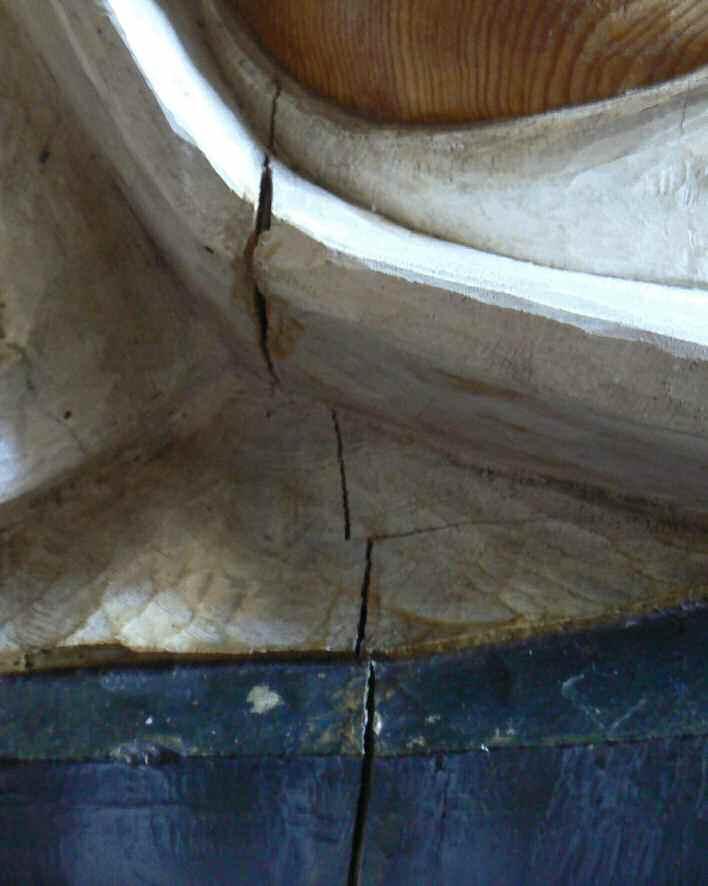 Restauración de la talla de Jesús en la columna... asimismo se reintegró la grieta de la base, cuyo tono más oscuro que el del pino requiso el añadido de pigmento en polvo tierra marrón y azul ultramar.