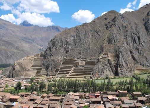 Este tour también nos regala la visita a la comunidad de Chinchero, lugar donde podremos apreciar como la población se dedica a la actividad del tejido usando técnicas Incas y colores naturales,