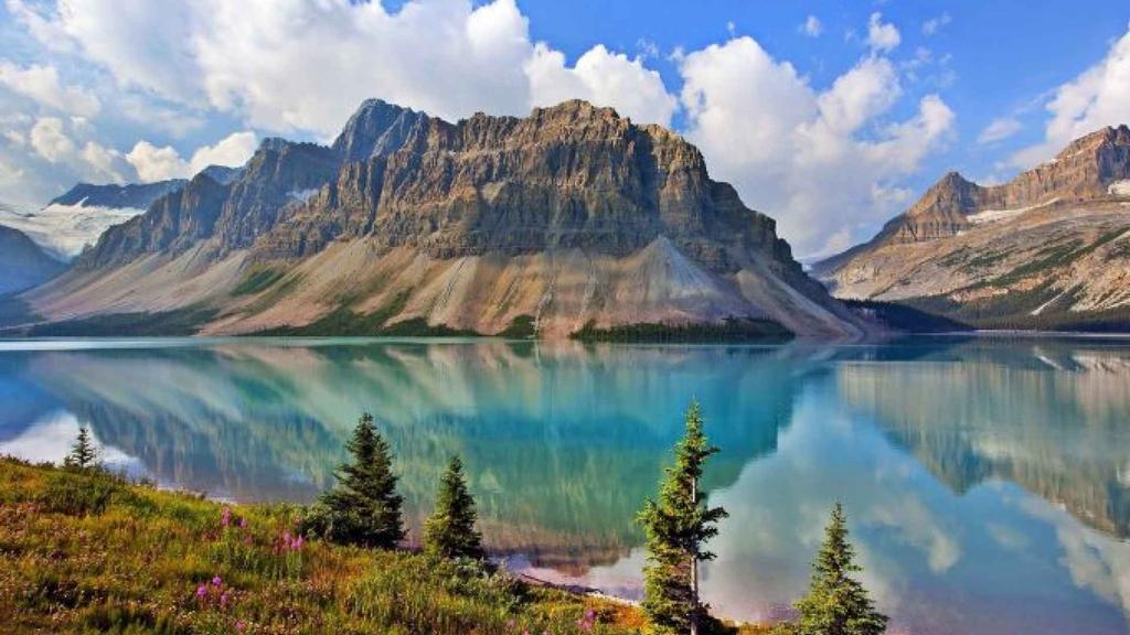 Clásico de Rocosas 11 Días Desde 2930 Disfrute en su plenitud de las Montañas Rocosas de Canadá. Montañas glaciales y puntiagudas que se elevan sobre extensos valles y lagos de color esmeralda.