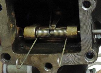 Apriete los casquillos del eje de la clapeta hasta que entre en contacto el metal con el metal con el cuerpo de la válvula.