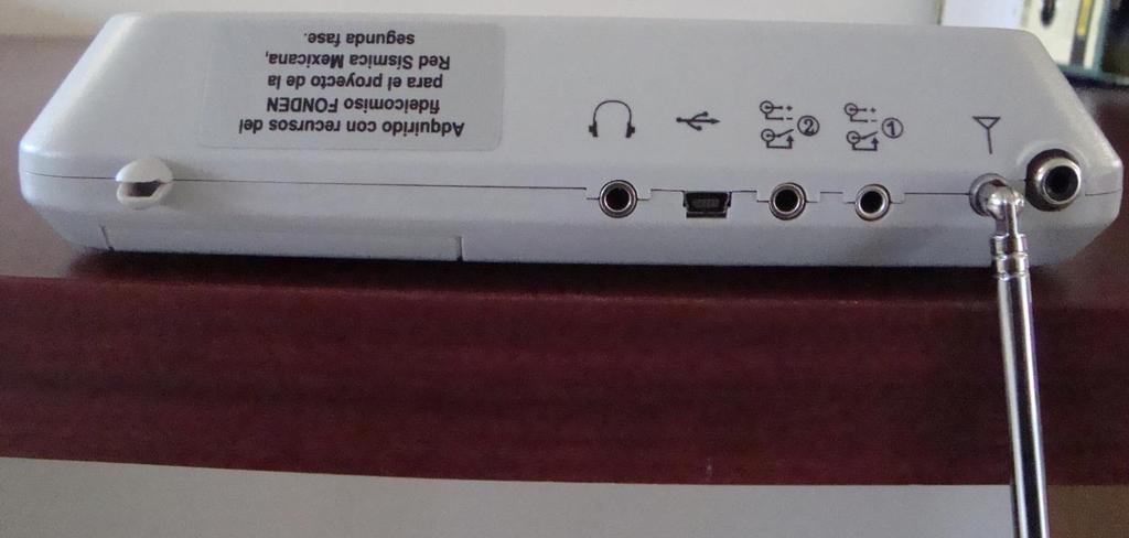 Descripción del Receptor Parte Posterior Entrada P/ Audífonos Conectar a amplificador