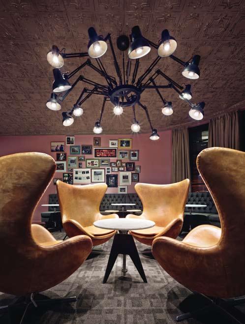 La silla Gothic, de Studio Job, y la Fluoro, de Tom Dixon, completan el espacio. 7 y 8/El resto del bar destila un aire a pub inglés.