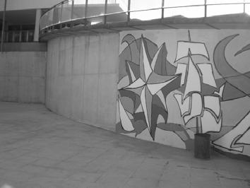 1.- GRAFFITIS En el pati de l'institut Veles e Vents, hi ha una zona amb un preciós graffiti.