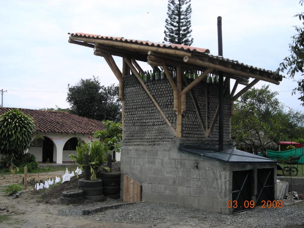 Cámara de secado + estructura guadua (material local) +cubierta en teja reciclada (escombros) + taza