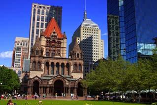 Boston es considerada el centro económico y cultural de la región y es referida en ocasiones como la Capital de Nueva Inglaterra de manera no oficial.