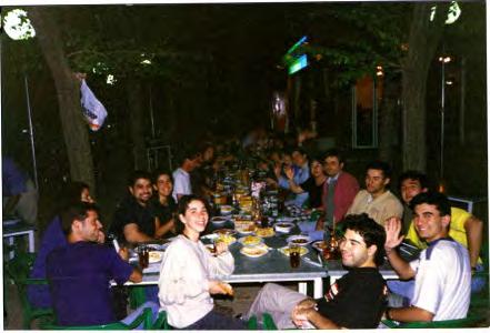 En la fotografía, voluntarios y voluntarias de SETEM y del GRUPO MANABÍ durante la cena de despedida. Verano 1997.