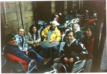 El la fotografía, en orden de derecha a izquierda, Iñaki Rei, Carmele, Plei, Felipe, Yosune, Carlos y Luis, durante el primer encuentro tras el retorno del voluntariado, en 1997, en Donostia.