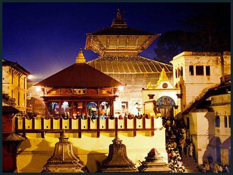 Continuaremos a Patan, una de las ciudades budistas más antiguas del mundo, conocida como la ciudad de los tejados de oro.