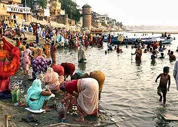 Dia 07 VARANASI KHAJURAHO Muy temprano, salida hacia Dasamedh Ghat para embarcarnos en un bote y navegar por el sagrado río Ganges, teniendo la posibilidad de ver los Ghats de cremación y baño.