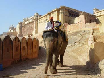 Dia 10 Agra Jaipur Salida hacia Jaipur visitando en ruta Fatehpur Sikri la desierta ciudad de piedra roja construida por el emperador Akbar como su capital y palacio a fines del siglo XVI.