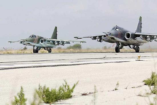 www.juventudrebelde.cu Aviones de combate SU-25 rusos mientras despegan de la base aérea siria de Hmeymim para atacar posiciones yihadistas.