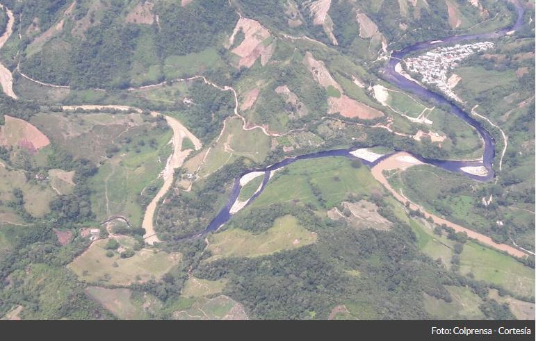 Foto publicada en RCN- Atentado contra el oleoducto Caño Limón Coveñas, el 26 Septiembre 2017 por uno de los grupos narcoterroristas, afectan la flora y fauna del río Catatumbo, las quebradas La
