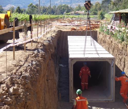 Instalación de cajones prefabricados en un sector de Canal Lolol Sur. Excavación de Canal Lolol Sur en tramo de km 11,500 a km 12,500.